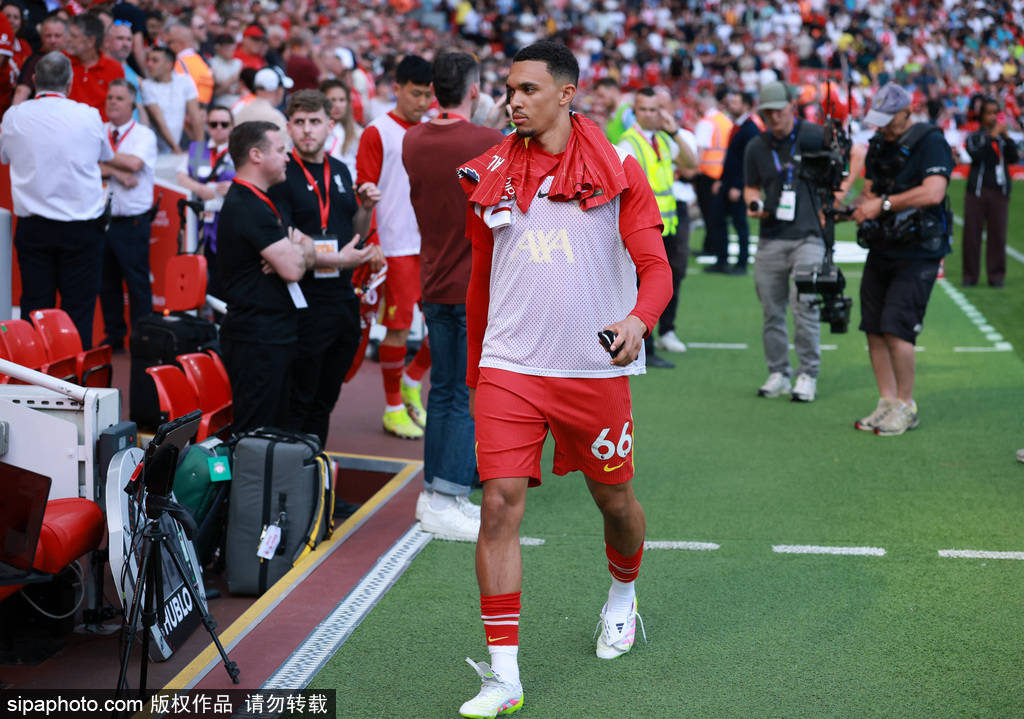 泪别安菲尔德！利物浦太子阿诺德遭嘘，新帅斯洛特恳求：给他应有的掌声！