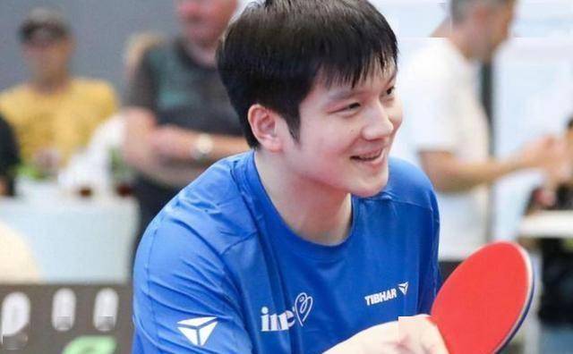 樊振东德甲三连胜，赛后与队友庆祝竟有点害羞，对手直言毫无胜算！