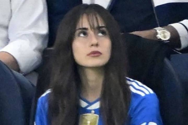 青春美艳女友督战居莱尔喜提欧冠MVP 浓眉大眼非网红脸